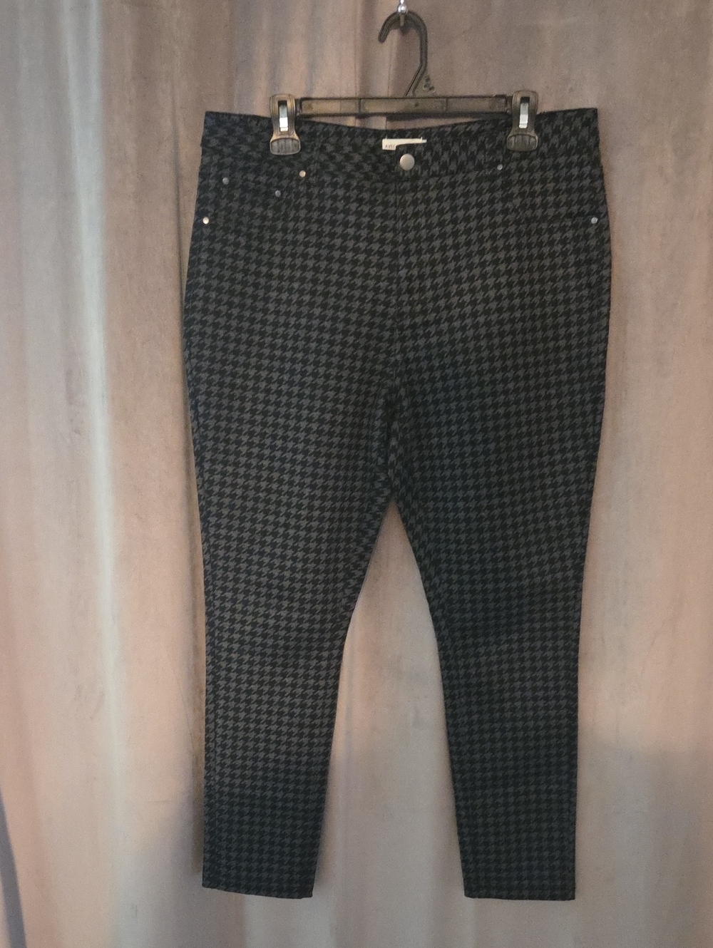 Avec Les Filles Black & Gray Houndstooth Cropped Pants